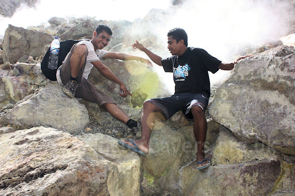 Exploring Mt. Egon - a small sulphur vent